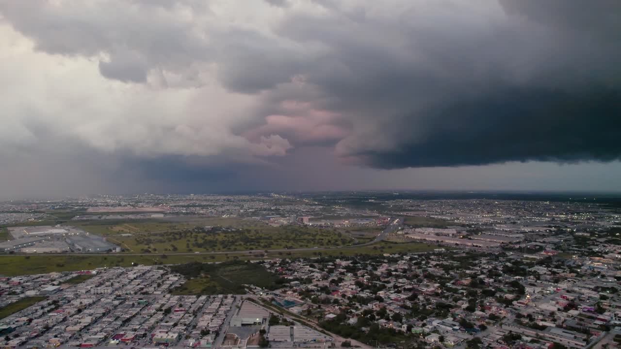 멕시코 타마울리파스 주 북부 에 있는 국경 도시 인 레이노사 의 도시 거주 지역 위 에 다가오는 폭풍 의 멋진 항공 영상 촬영