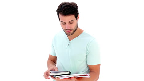 joven estudiante guapo leyendo notas