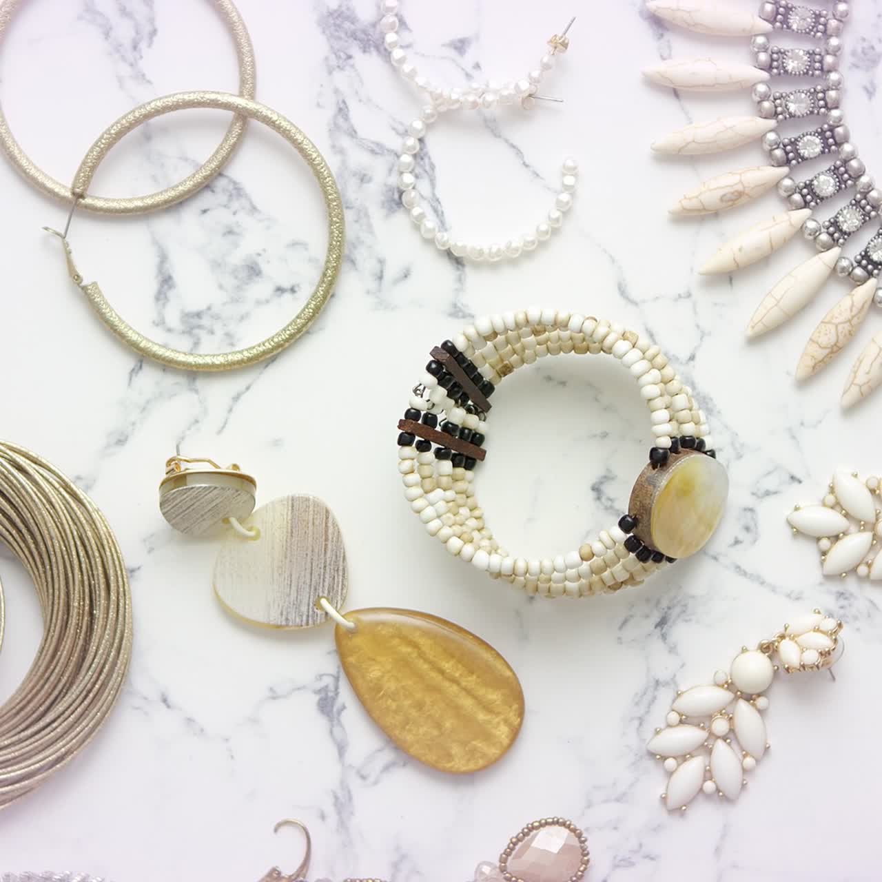 대리석 테이블에 놓인 여성의 우아한 스타일을 위한 다양한 장신구