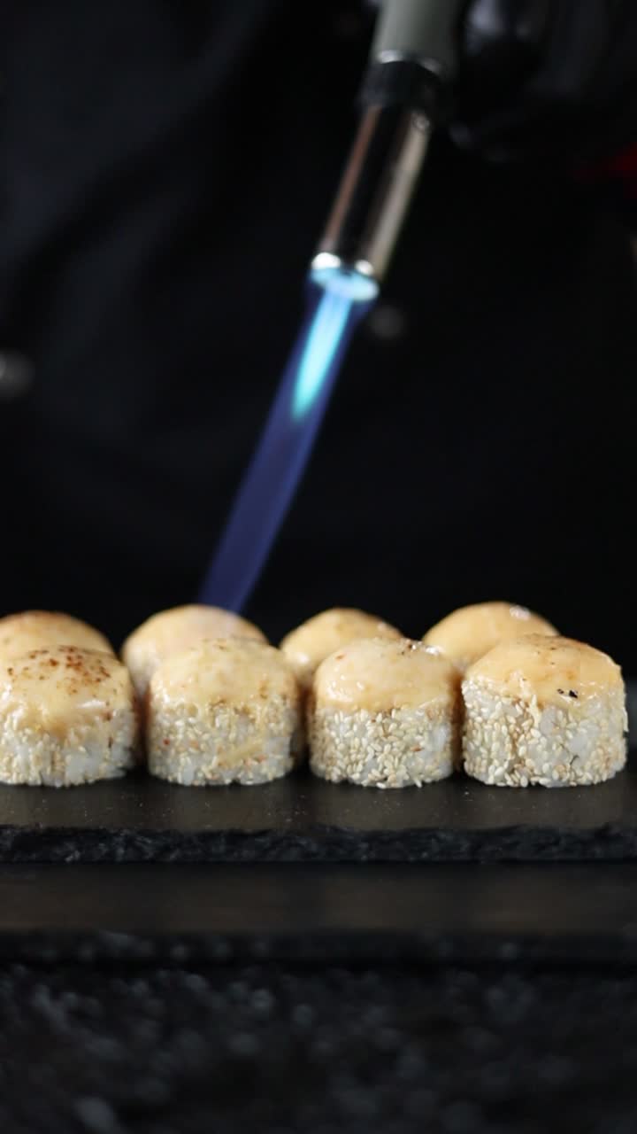 el chef tostando rollos de sushi