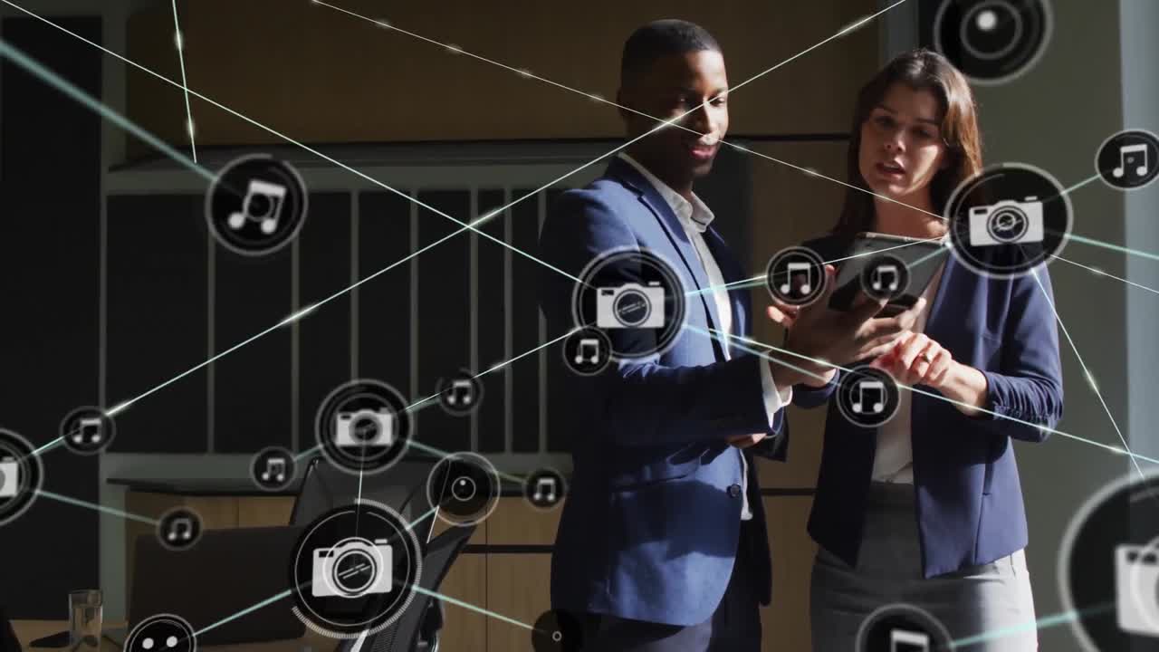 cámaras y iconos de música conectando con líneas sobre compañeros de trabajo multirraciales discutiendo sobre pc digital