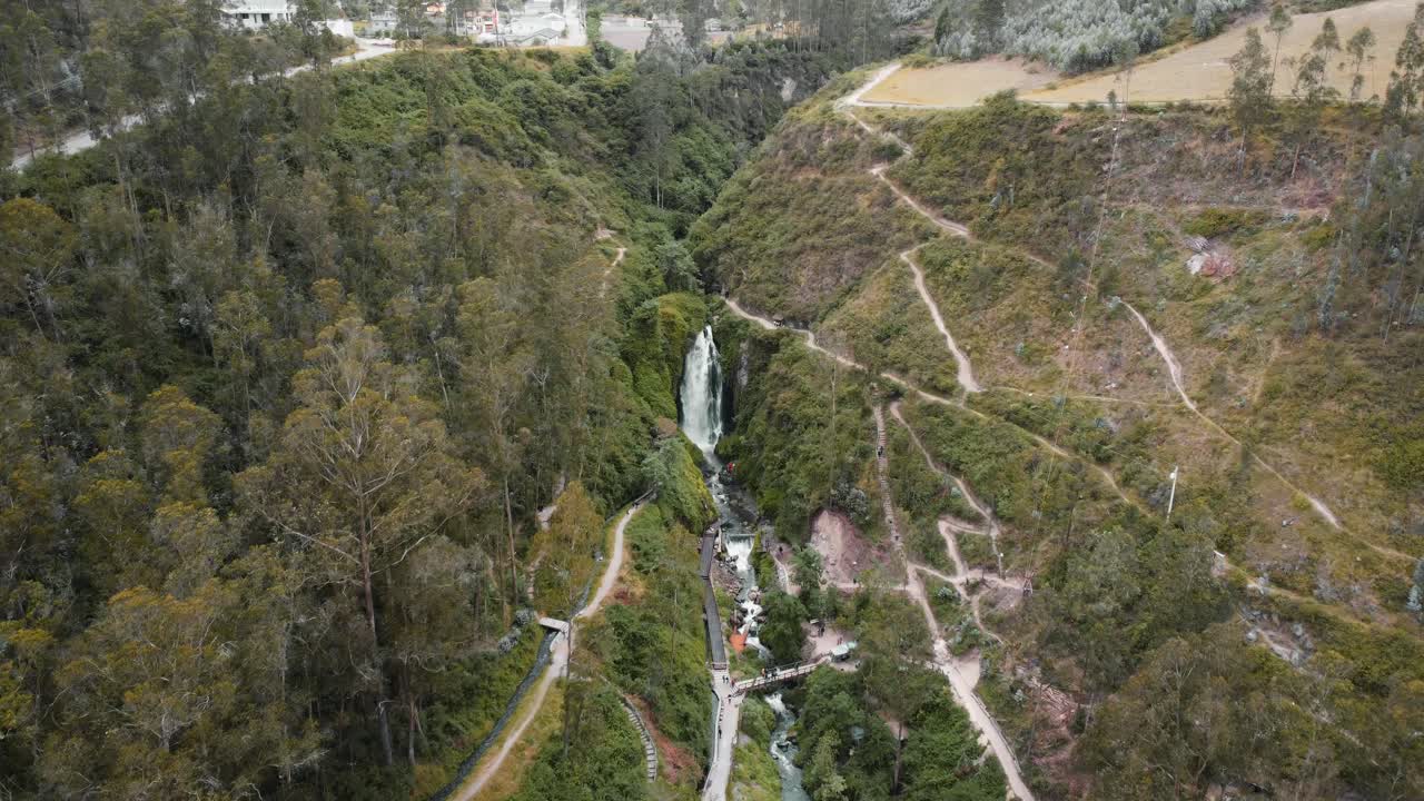 vista aérea de ángulo alto de las cascadas de peguche en otavalo