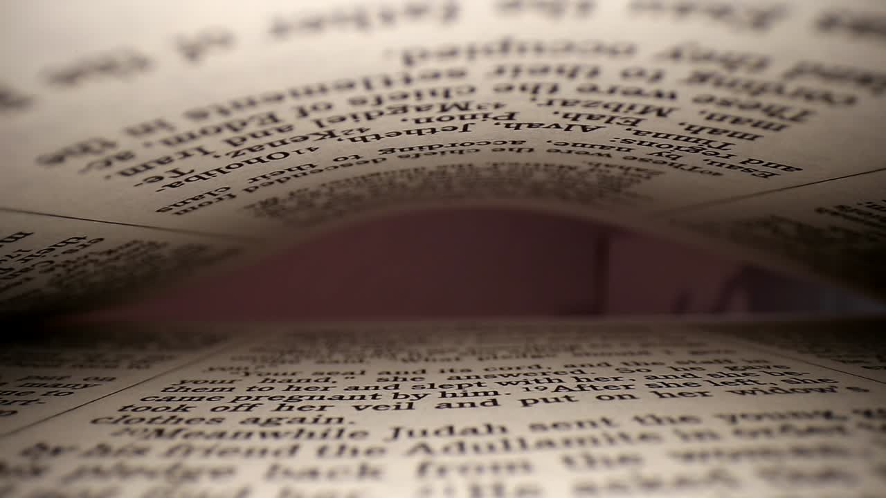 sacando una lente de un libro centrado en la página