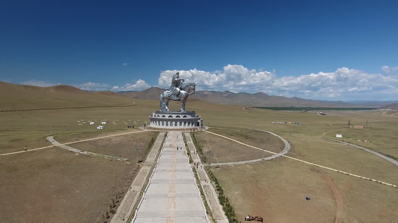 estatua ecuestre de genghis khan disparada por un avión no tripulado durante una tarde soleada en mongolia