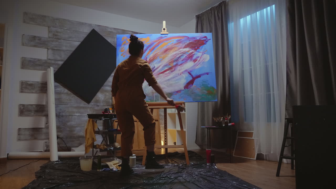 artista mirando la pintura
