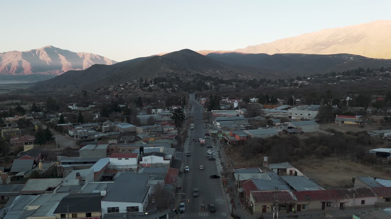 vista aérea del centro de la pequeña ciudad de tafí del valle, con las majestuosas montañas de los andes en el fondo
