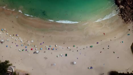 Una-Vista-Aérea-En-Movimiento-De-Los-Visitantes-Usando-Sombrillas-En-La-Playa-Shek-O-En-Hong-Kong-Mientras-Las-Playas-Públicas-Reabren-Al-Público,-Después-De-Meses-De-Cierre-En-Medio-Del-Brote-De-Coronavirus