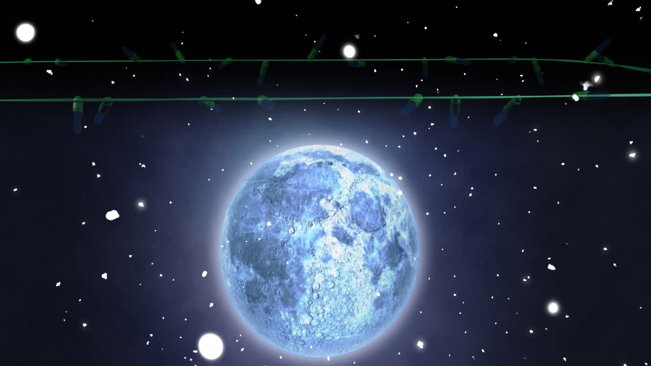 파란 크리스마스 스트링 조명이 밤하늘에 내리는 눈과 보름달 위에 박이고 있습니다.