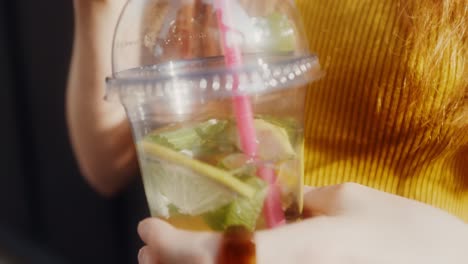 mujer sosteniendo una refrescante bebida de verano
