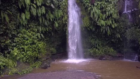 Einheimische-Naturdusche-In-Zeitlupe