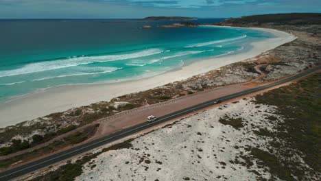 Toma-Aérea-De-Una-Camioneta-Conduciendo-Por-Twilight-Beach-Road-Cerca-De-Esperance-Con-El-Océano-Al-Fondo,-Australia-Occidental