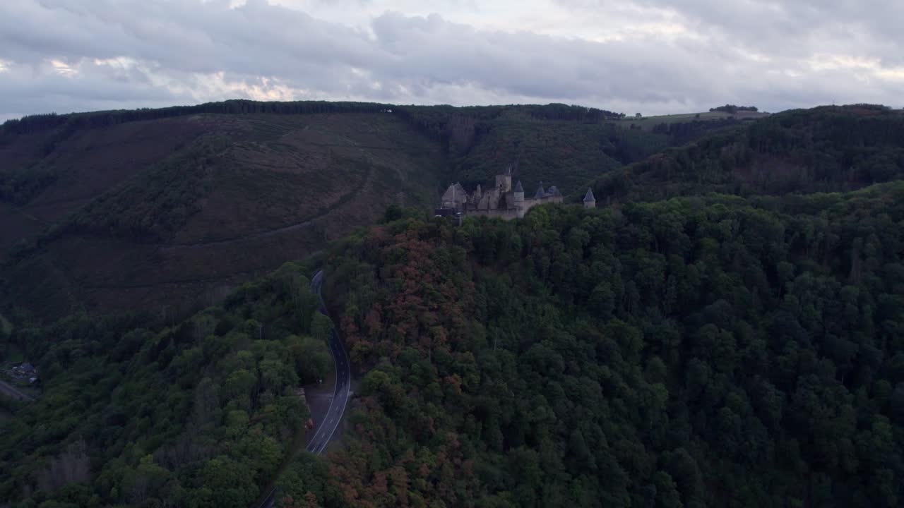 Efterårssolnedgang over Bourscheid Slot med bakker