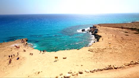 agua azul turquesa cristalina en las cuevas marinas vista de ayia napa chipre