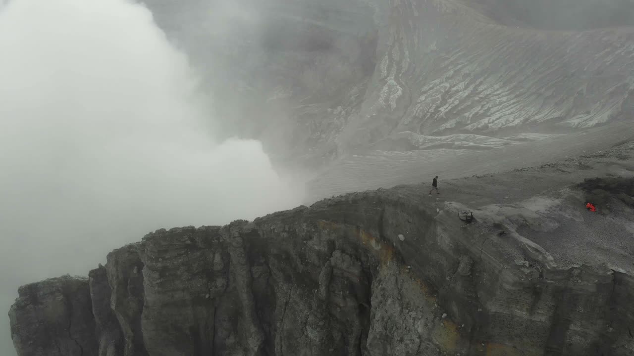 Kawah Ijen Gölü sabah sisinde. Endonezya, Cava