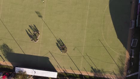 Fotografía-Cenital-De-Dos-Equipos-De-Hockey-Preparando-Un-Partido,-Club-De-Buenos-Aires,-Argentina