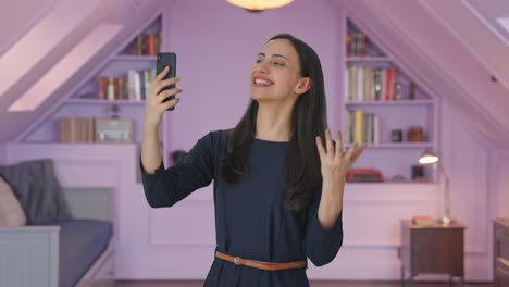 chica india feliz hablando en videollamada