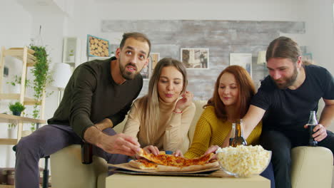 grupo de amigos disfrutando de una pizza sabrosa mientras se socializan