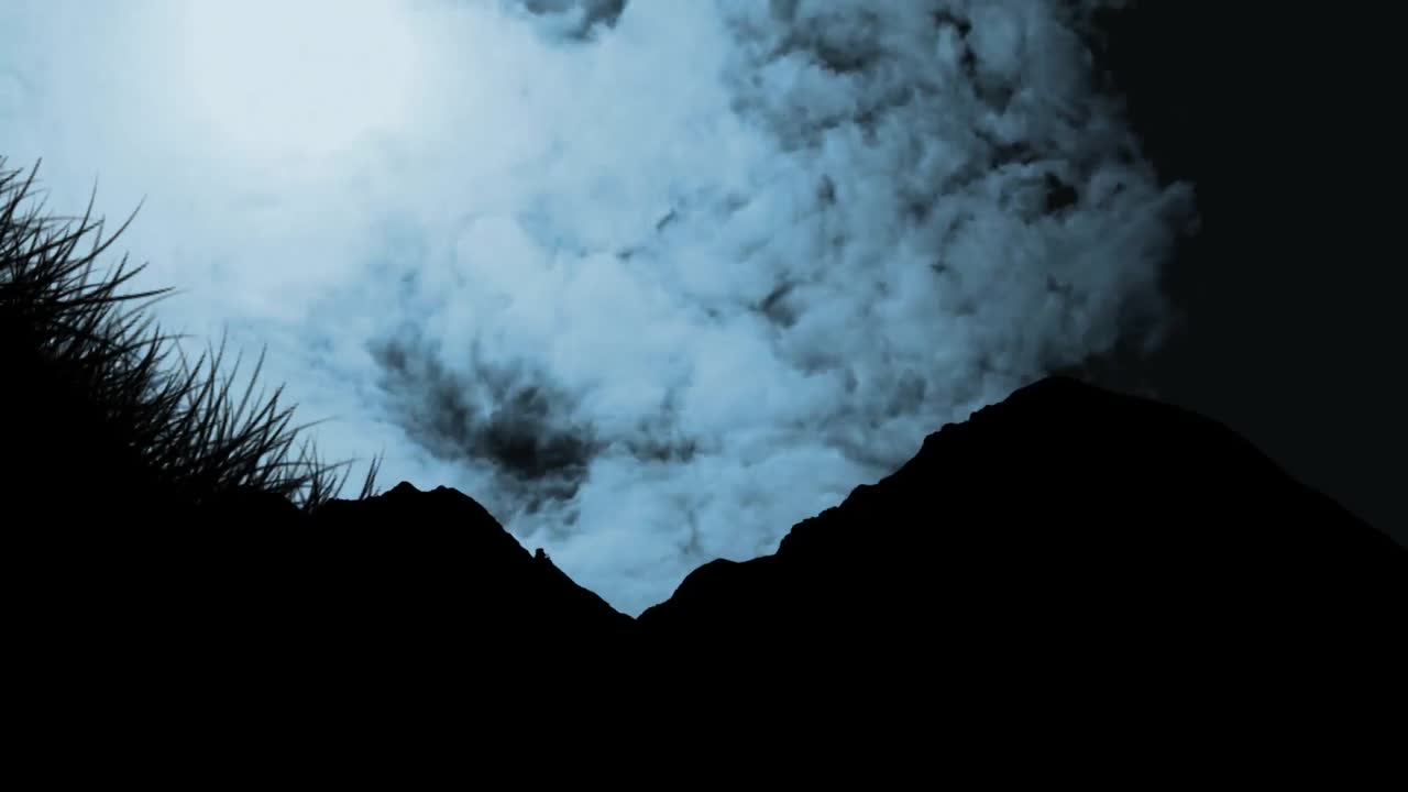 시골 을 가로질러 움직이는  ⁇  구름 을 통해 빛나는 태양 의 애니메이션