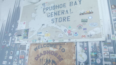 Deadhorse,-Alaska,-Prudoe-Bay-General-Store-Außenschild