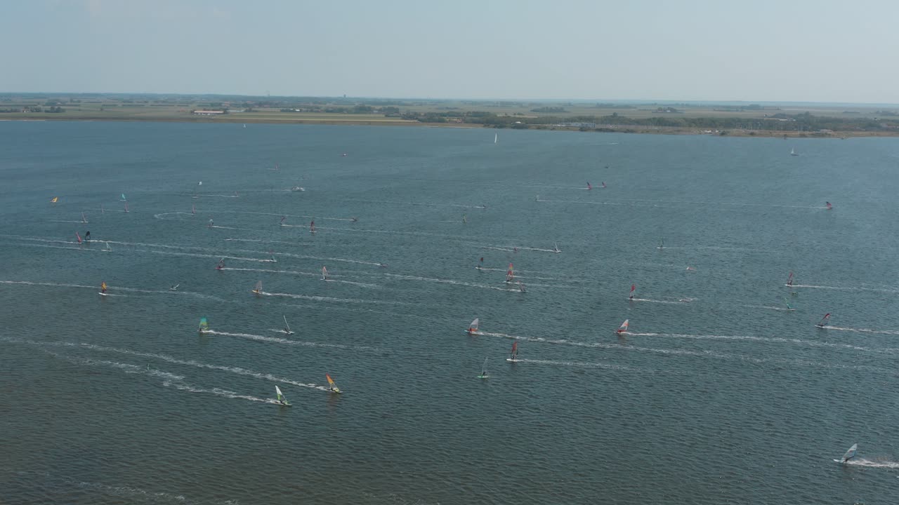 무인 항공기 - 섬에 흰 구름과 함께 화창한 날에 파란색, 물결 모양 및 바람이 부는 바다에 많은 서퍼의 공중 샷, 30p