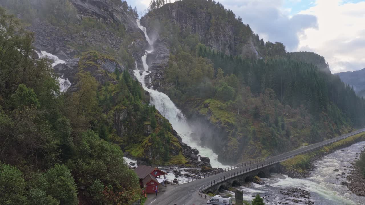 Norský vodopád Latefossen viděný ze vzduchu v dramatickém přírodním výhledu