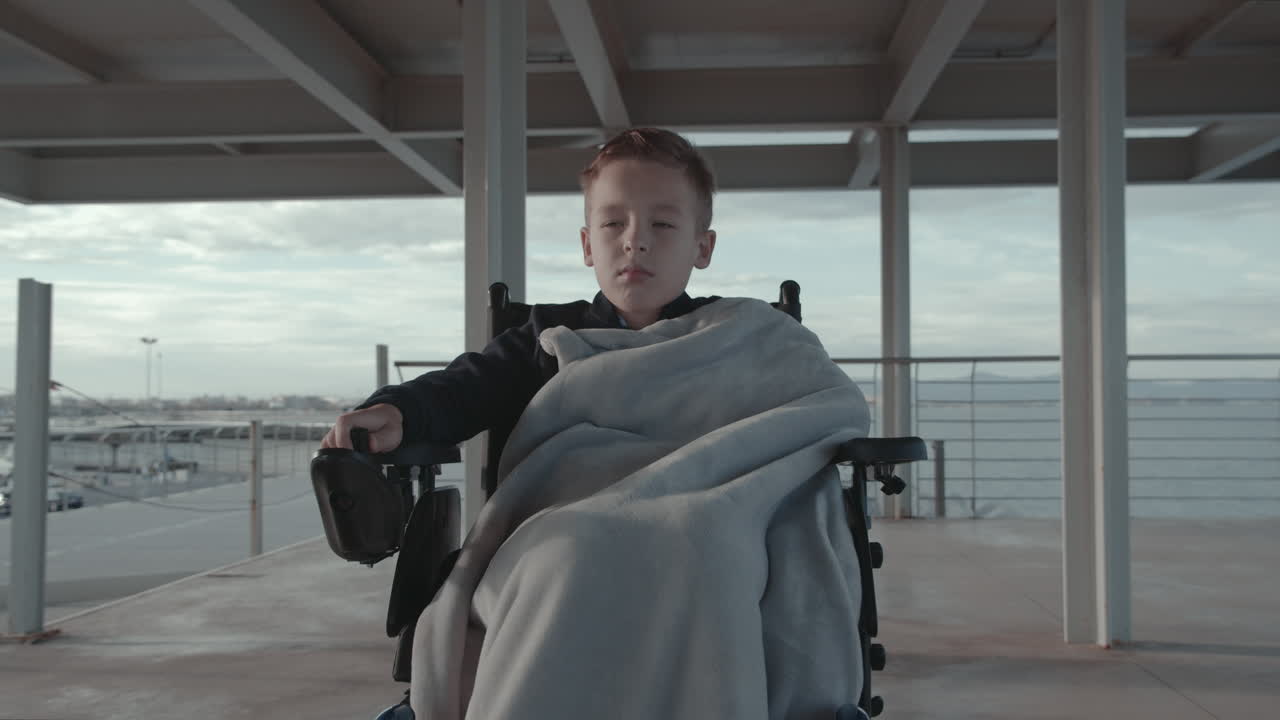 시원 한 날 에 산책 하는 장애인 소년