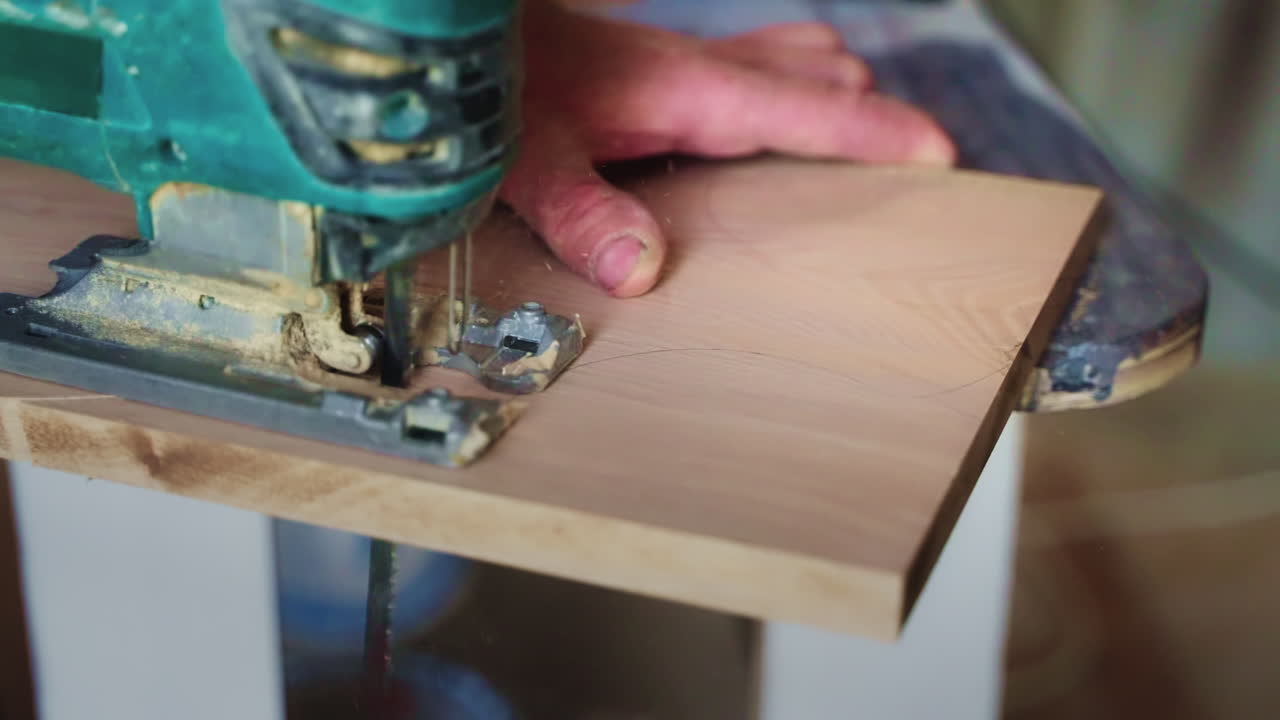 나무 를 자르는 데 자 를 사용 하는 사람