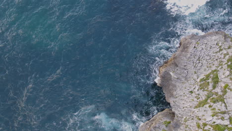 海浪在岩石海岸线上打破的空中景象 1