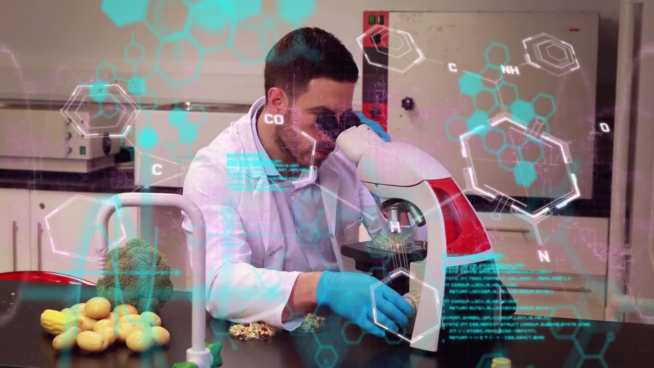 animación de procesamiento de datos y fórmula química sobre científico caucásico masculino usando el microscopio