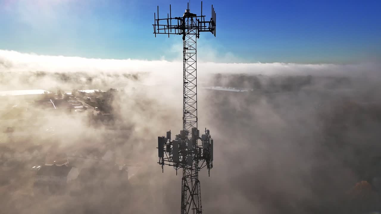 una vista aérea de una torre de telefonía celular en carolina del sur rodeada de nubes.