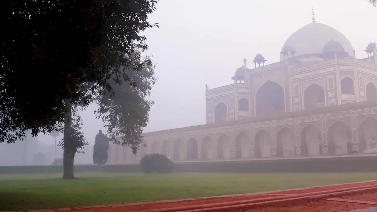 humayun-grab am nebligen morgen aus einer einzigartigen perspektive, aufgenommen in delhi, indien
