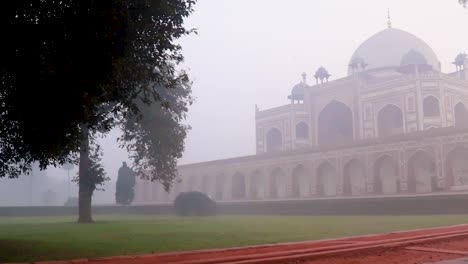 Tumba-De-Humayun-En-La-Mañana-Brumosa-Desde-Una-Perspectiva-única-Tomada-En-Delhi-India