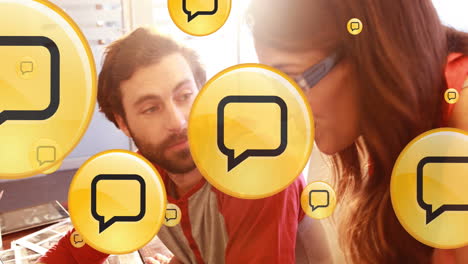 animación de iconos digitales con procesamiento de datos sobre diversas personas de negocios en la oficina