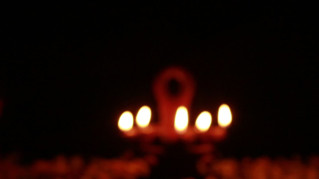 celebración del festival de las luces encendiendo lámparas de barro