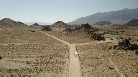 drone siguiendo la conducción de rv en el desierto con montañas en las colinas de alabama en un viaje por carretera estadounidense