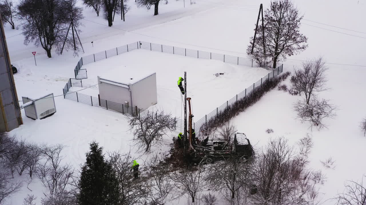 전선을 고정하는 안전 장비를 갖춘 전주 작업, 겨울철 공중 전망