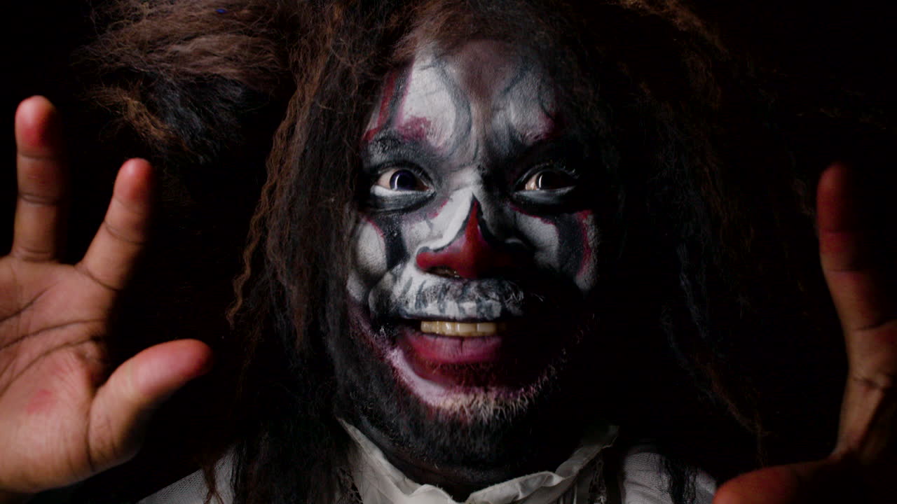 hombre haciendo grimasas