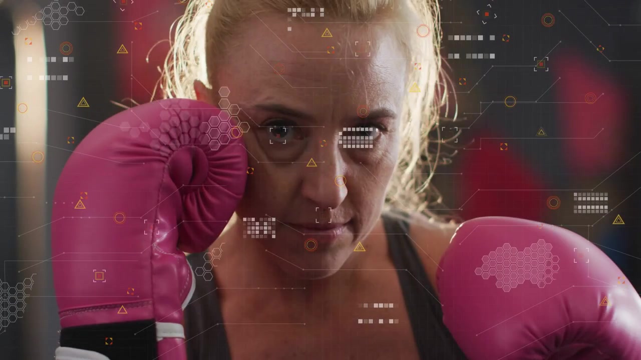 Gardını almış kadın, pembe eldivenleriyle lense doğru direkt yumruklar atıyor, etrafında boks HUD arayüzü duraklıyor.