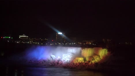 Cascada-De-Las-Cataratas-Del-Niágara,-Canadá-Y-Estados-Unidos,-Cae-De-Noche-En-La-Oscuridad,-Símbolo-Multicolor-Del-Orgullo-Gay-Lbgtq-En-Un-Lugar-Turístico-Durante-El-Invierno-Con-Cascada-Congelada