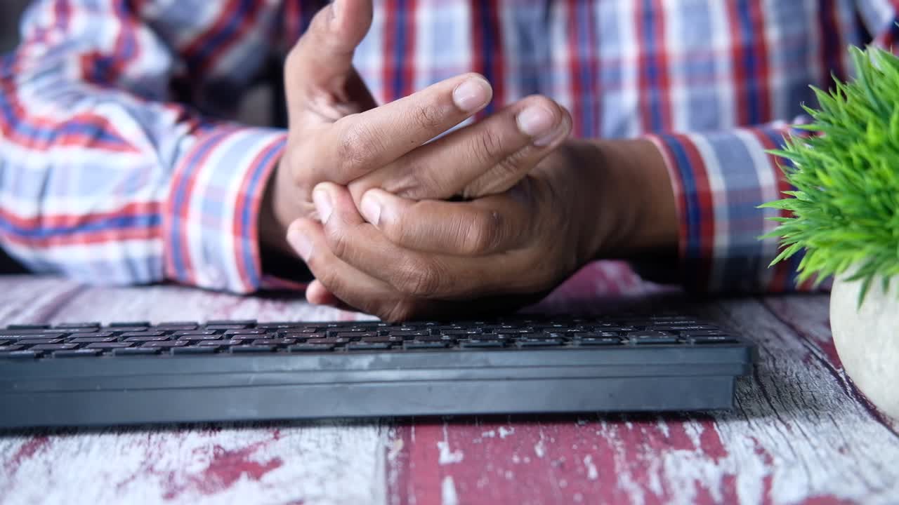 persona escribiendo en un teclado