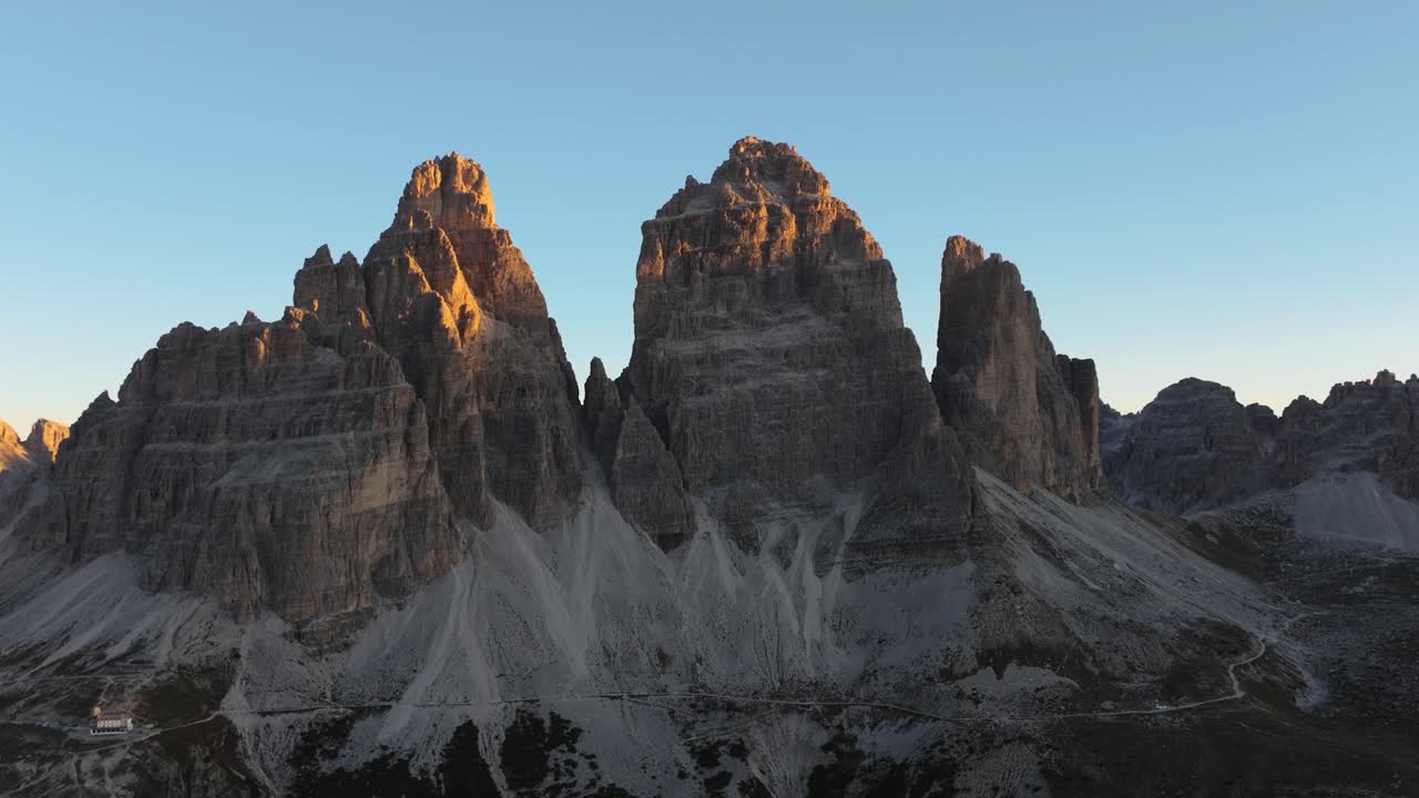 Séquences cinématiques en 4K de drone des Tre Cime di Lavaredo — Dolomites — Italie_03