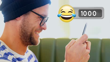hombre riendo mientras escribe en su teléfono 4k