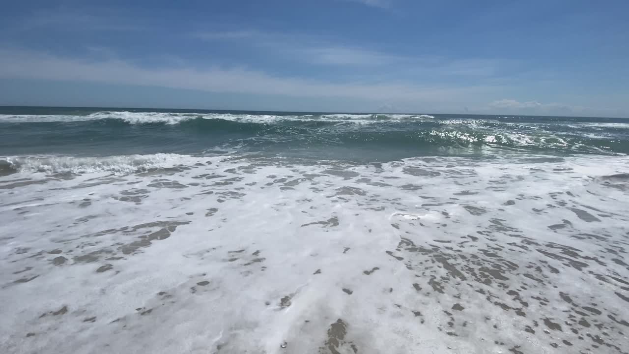 초여름 동안 잔소리 머리에 외부 은행에있는 노스 캐롤라이나의 푸른 하늘과 함께 진정 깨끗한 해변에서 아름다운 화창한 날