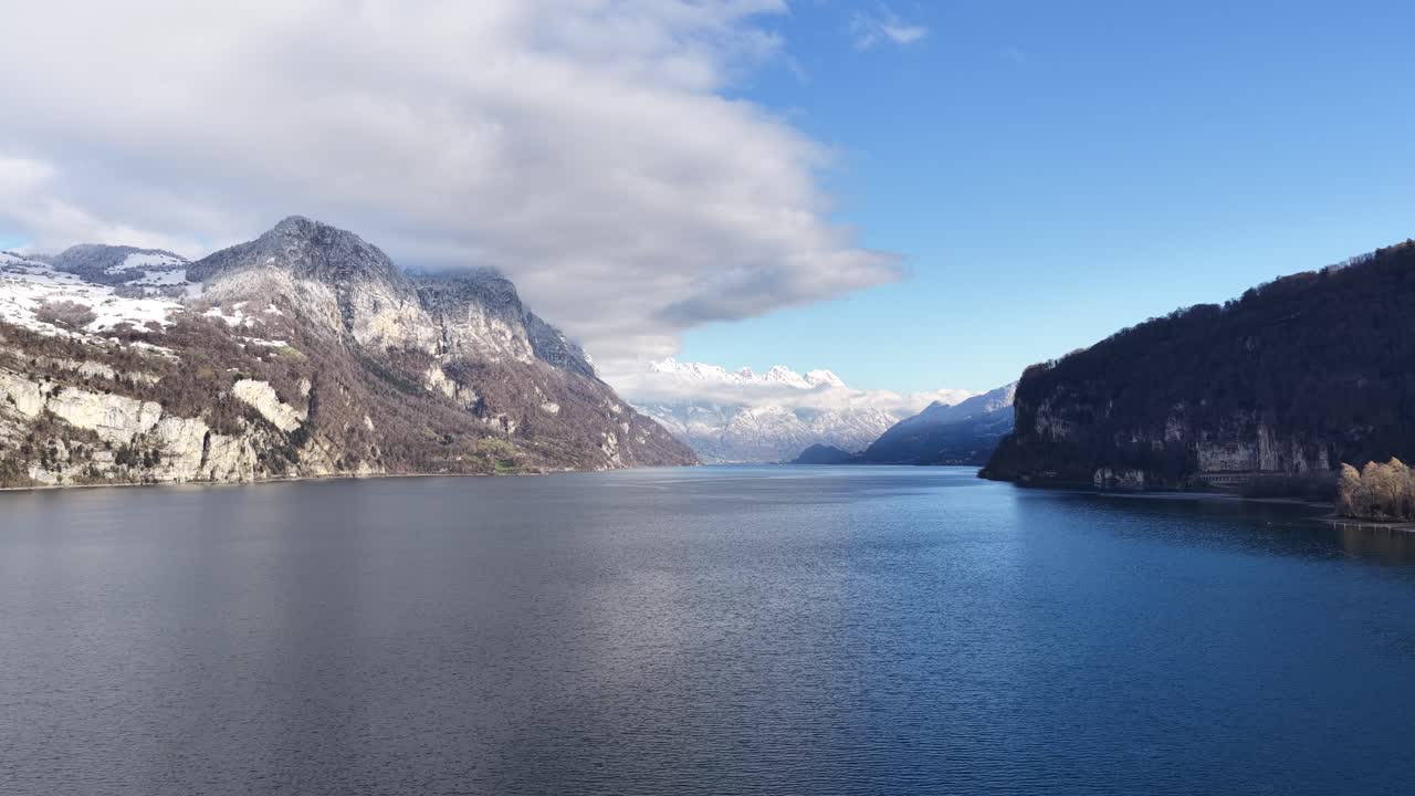 Lago Walensee en calma, rodeado de los Alpes suizos bajo una luz invernal clara