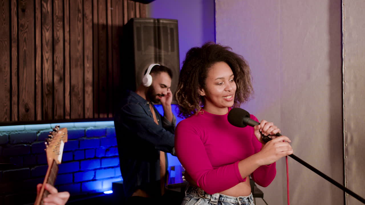 hombre tocando la guitarra
