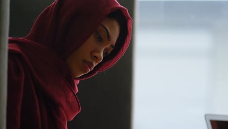 mujer ejecutiva que trabaja en la oficina 4k