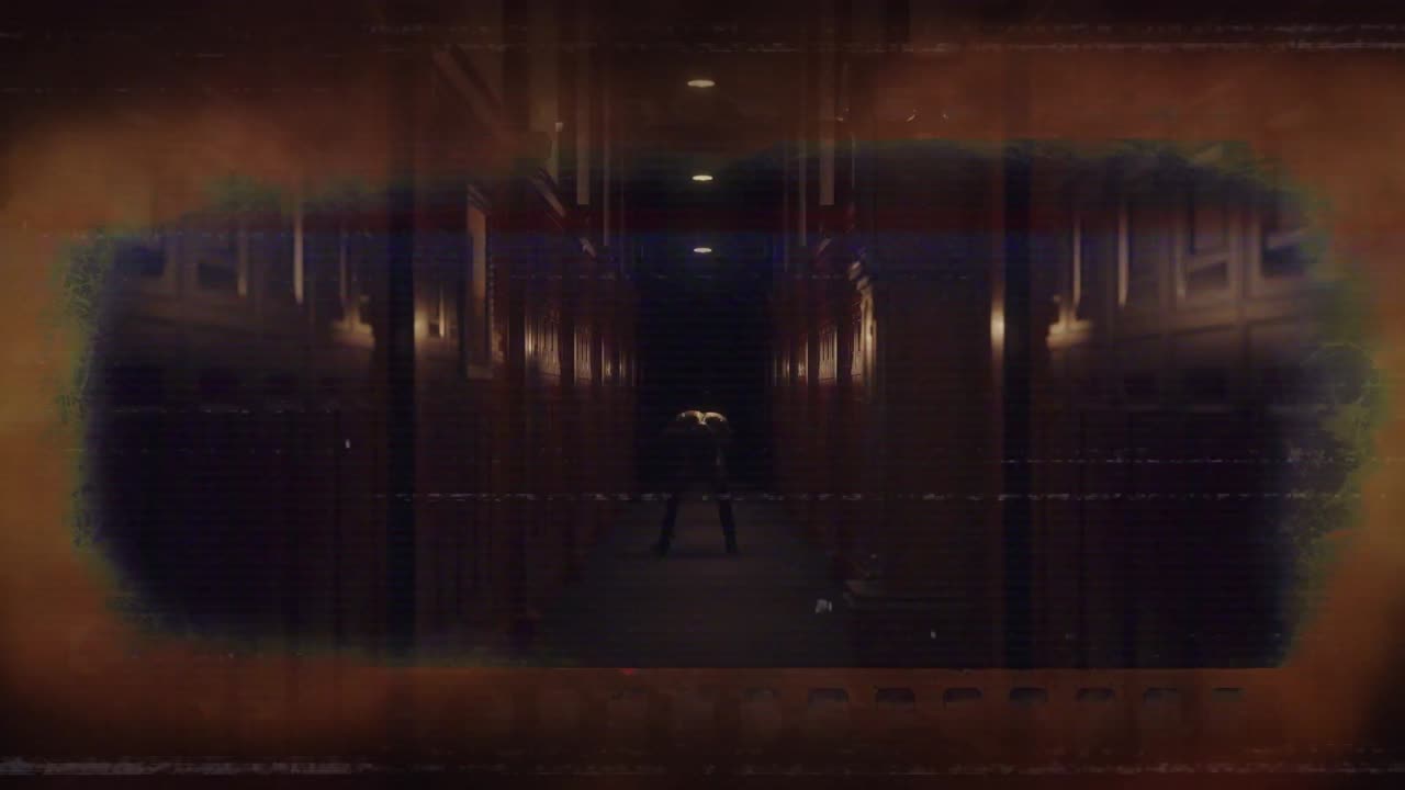 animación de interferencia sobre una figura calva sin camisa sosteniendo la cabeza en dolor en un pasillo oscuro