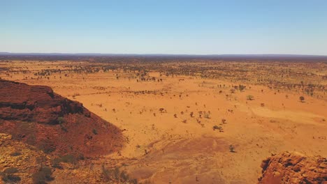 Drohnenüberflug-über-Hügellandschaft-Des-Australischen-Outbacks