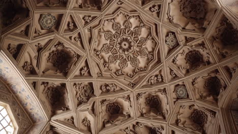 ornate ceiling with intricate patterns