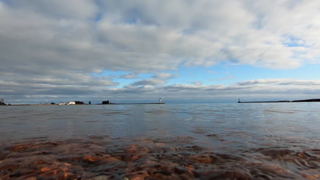 Agua-Lamiendo-En-La-Orilla-Del-Lago-Superior-En-Grand-Marais,-Minnesota